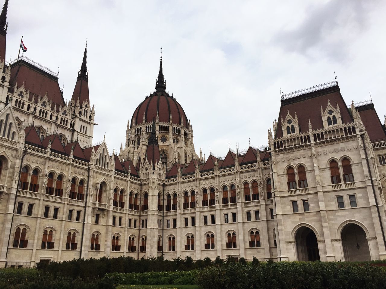 architecture, building exterior, built structure, sky, low angle view, dome, religion, travel destinations, history, famous place, church, cathedral, place of worship, spirituality, tourism, window, travel, cloud - sky, city