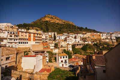 View of the villa de chulilla with the mountain in the background