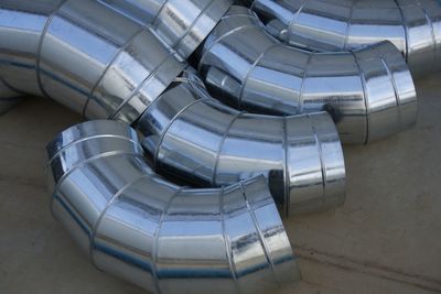 Elbow spiral air duct for hvac system