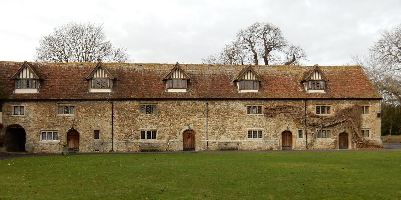 VIEW OF BUILT STRUCTURE AGAINST SKY