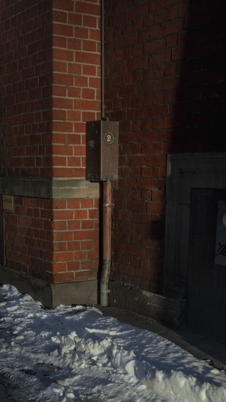 VIEW OF BUILDING WALL WITH SNOW