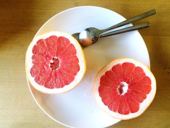 Cross section of grapefruit on plate