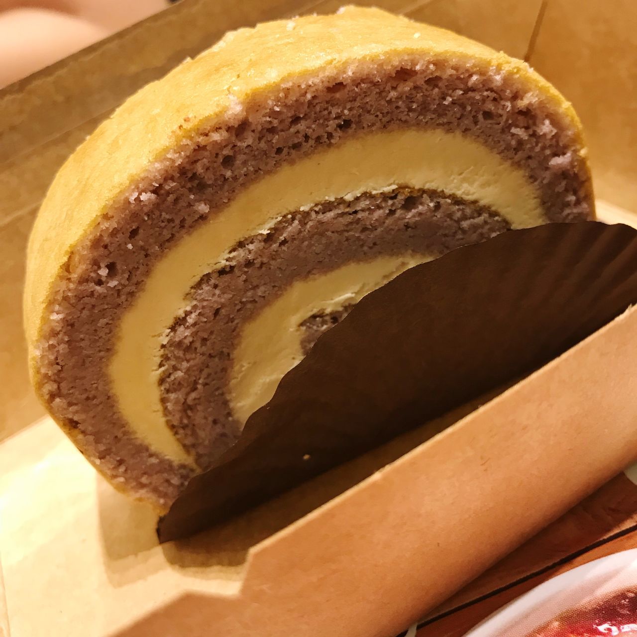 CLOSE-UP OF CHOCOLATE CAKE ON PLATE