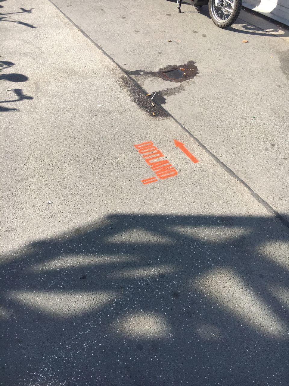 HIGH ANGLE VIEW OF ARROW SIGN ON ROAD