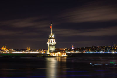 Maiden's tower aka kiz kulesi in istanbul at night.