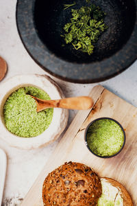 Production of parsley herb salt in a mortar