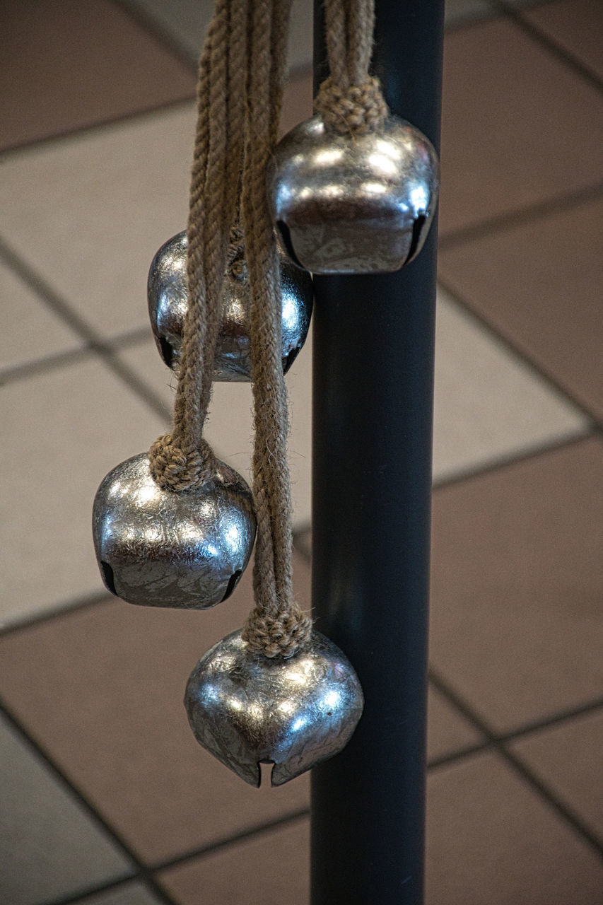 CLOSE-UP OF ROPE TIED UP ON METAL