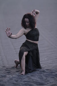 Perform art.dancing in the desert