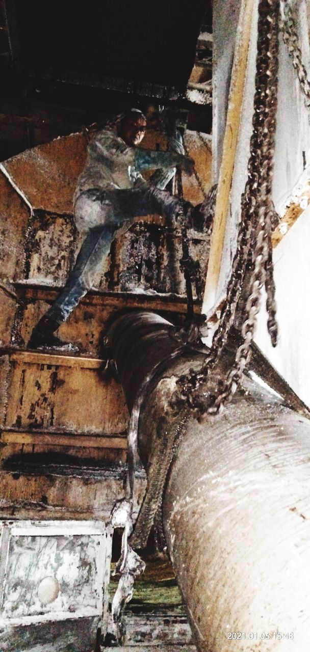 LOW ANGLE VIEW OF OLD RUSTY METAL