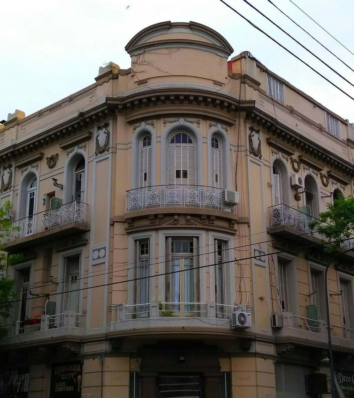 LOW ANGLE VIEW OF RESIDENTIAL BUILDING AGAINST SKY