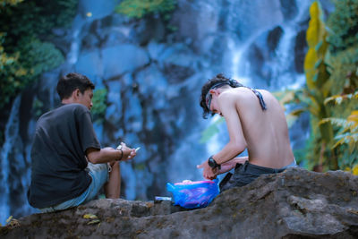 Relax while eating on the edge of the waterfall