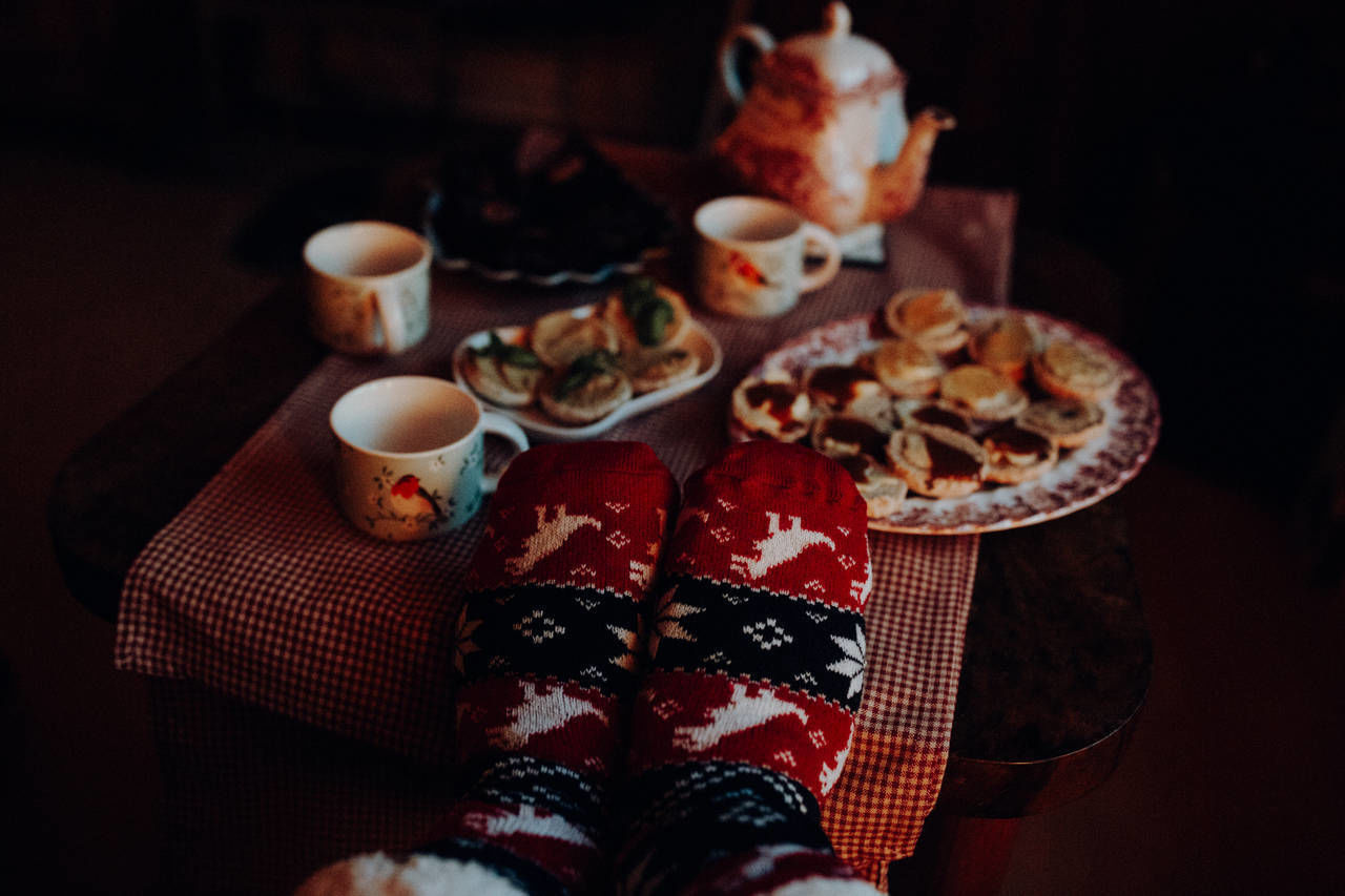 HIGH ANGLE VIEW OF COFFEE CUP AND CAKE