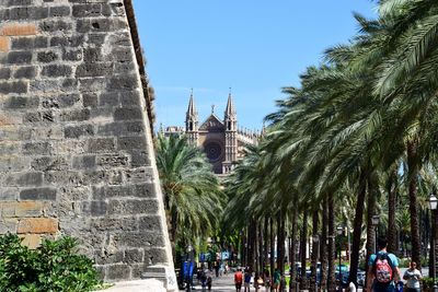 Tourists in front of eiffel tower
