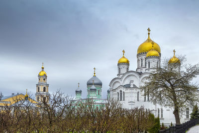 Transfiguration cathedral and trinity cathedra in saint seraphim-diveyevo monastery, russia