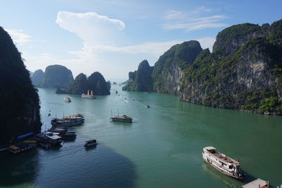 Panoramic view of boats in há long bay 