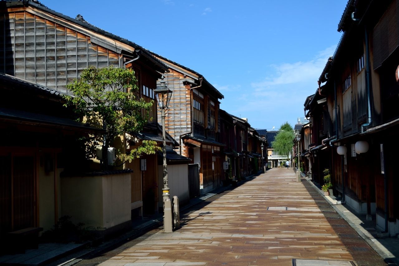 building exterior, architecture, built structure, the way forward, residential structure, residential building, house, diminishing perspective, sky, narrow, building, city, vanishing point, street, alley, town, residential district, cobblestone, outdoors, day