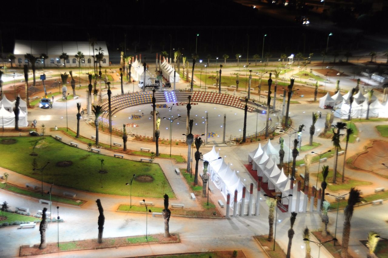 HIGH ANGLE VIEW OF CROWD IN ILLUMINATED UNDERGROUND