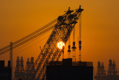 The rising sun and cranes were placed together to represent the bright future of the industry.