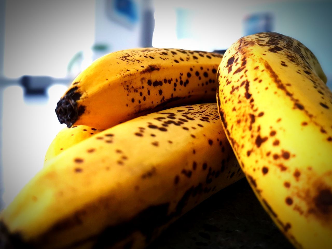 CLOSE-UP OF BANANAS