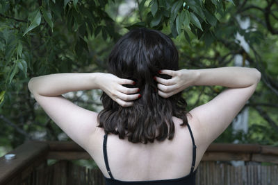 Brunette women from behind in nature