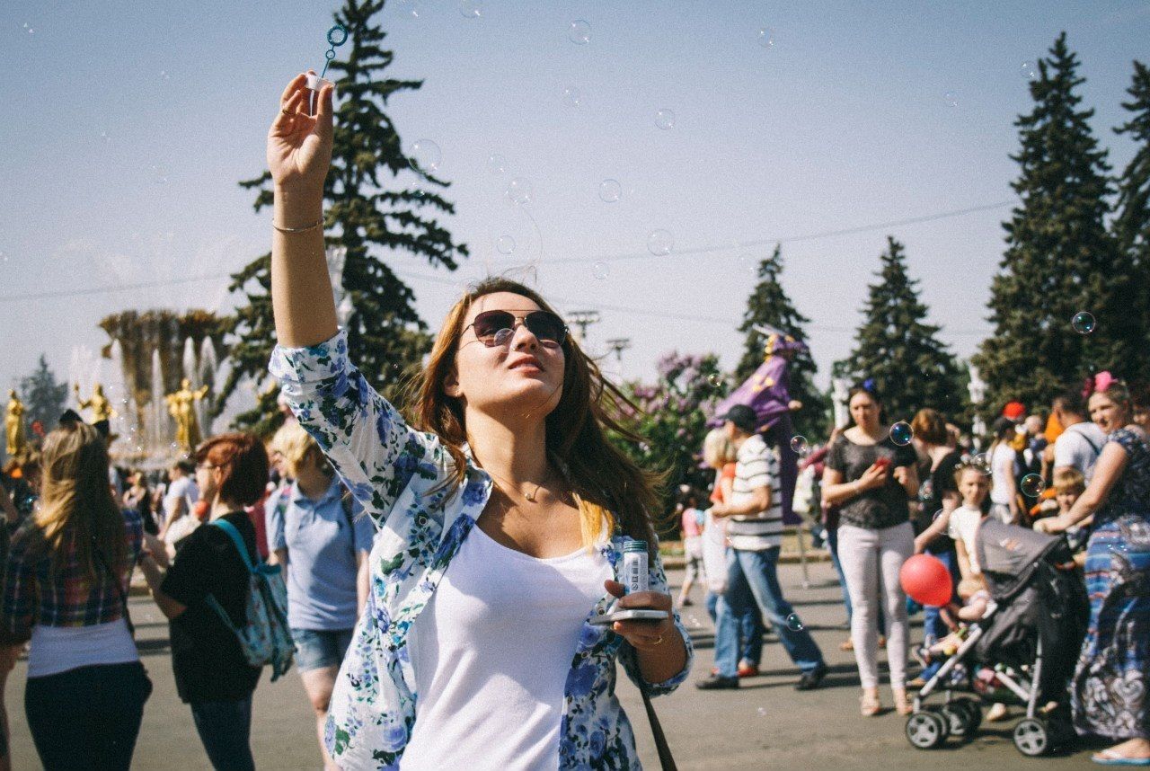 lifestyles, leisure activity, young adult, casual clothing, young women, enjoyment, happiness, fun, large group of people, front view, person, celebration, standing, looking at camera, portrait, smiling, holding