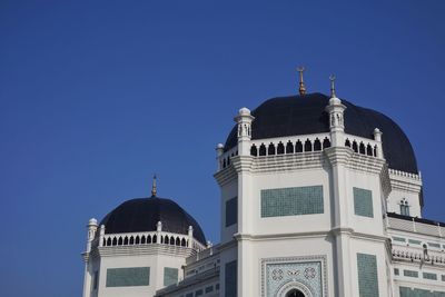 Low angle view of masjid raya al-mashun medan building against clear blue sky