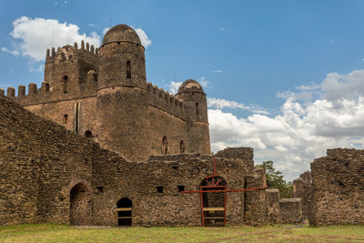 Old ruin building against sky