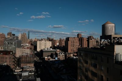 Water tanks on the roof of a apartment building manhattan new york