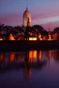 Fantastic view of wat phutthaisawan temple on the chao phraya river at twilight, ayutthaya, thailand