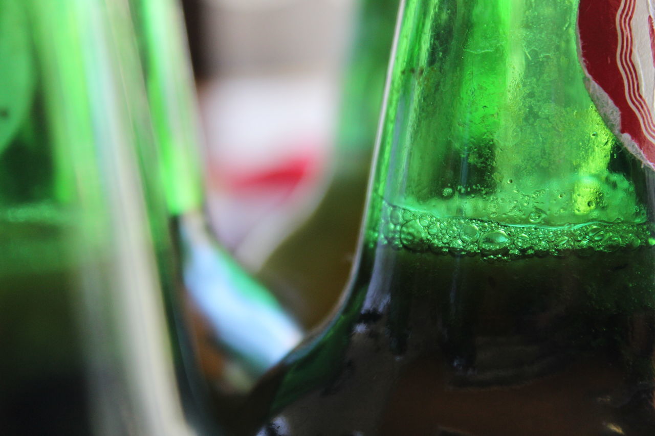 CLOSE-UP OF BEER GLASS BOTTLE