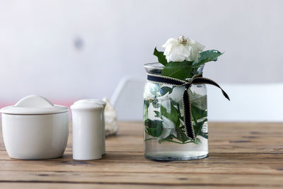 Close-up of white flowers in vase on table
