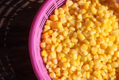 Sweet corn kernels.