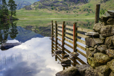 Blea tarn is located above great langdale on the pass to wrynose in the lake district, cumbria, uk.