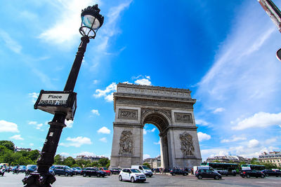Arc de triomphe against sky in city
