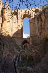 Arch bridge against sky