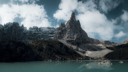 Panoramic view of lake and mountains against sky