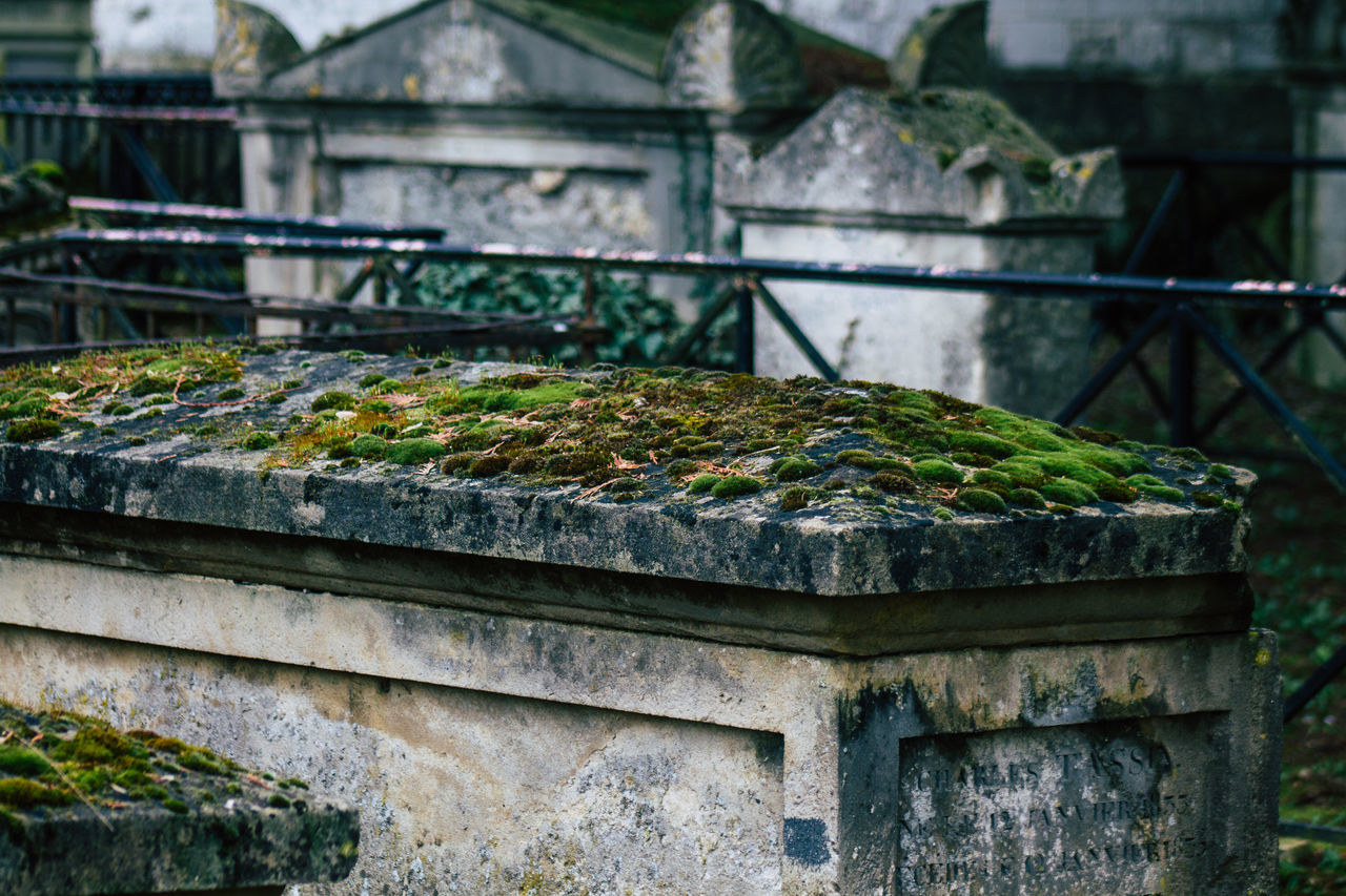 CLOSE-UP OF ABANDONED WALL WITH RUSTY METAL