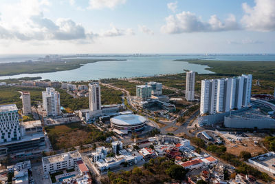 Busy street with small buildings near the beach area of cancun