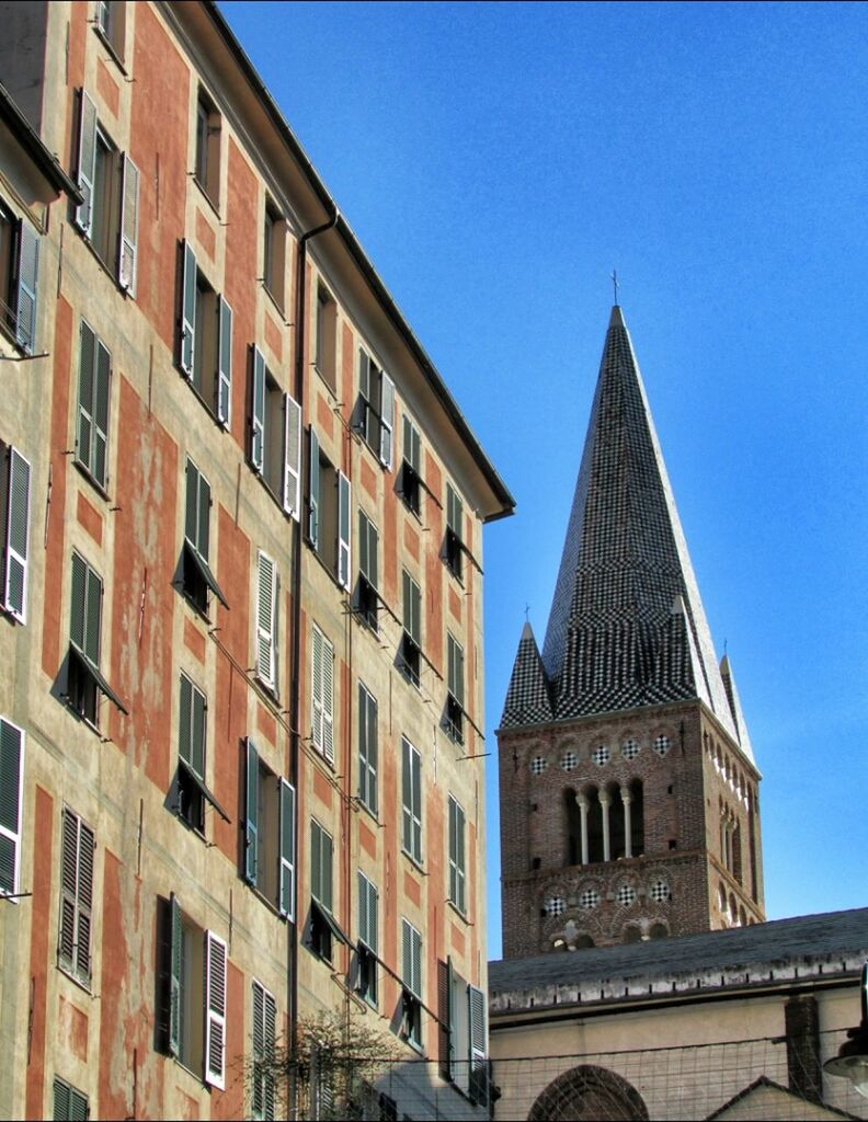 LOW ANGLE VIEW OF BUILDINGS IN CITY