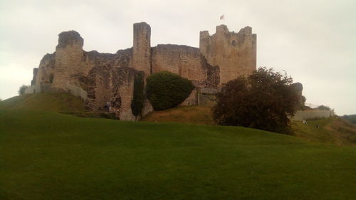 Ruins of fort against sky