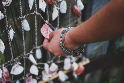 Cropped hand of woman holding seashell