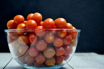 Close-up of tomatoes in bowl on table