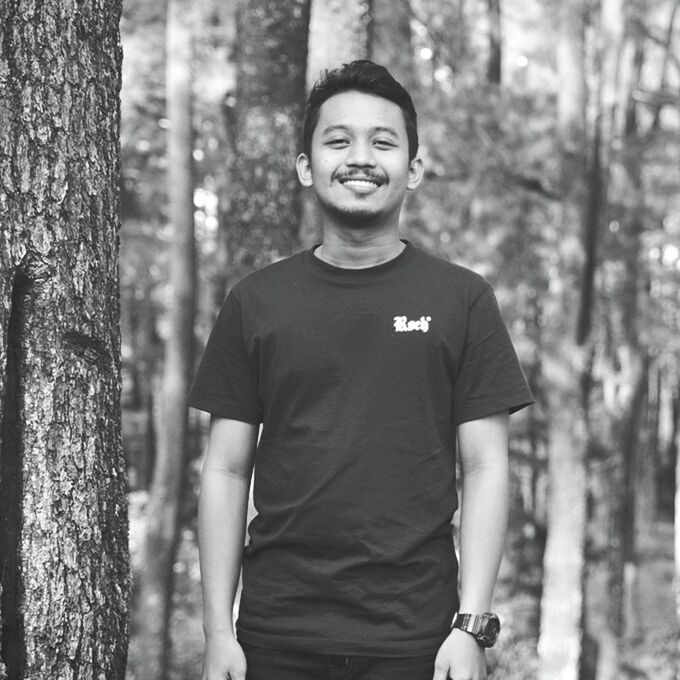 lifestyles, casual clothing, person, looking at camera, front view, young adult, leisure activity, focus on foreground, portrait, tree, standing, three quarter length, forest, young men, smiling, happiness, waist up, day