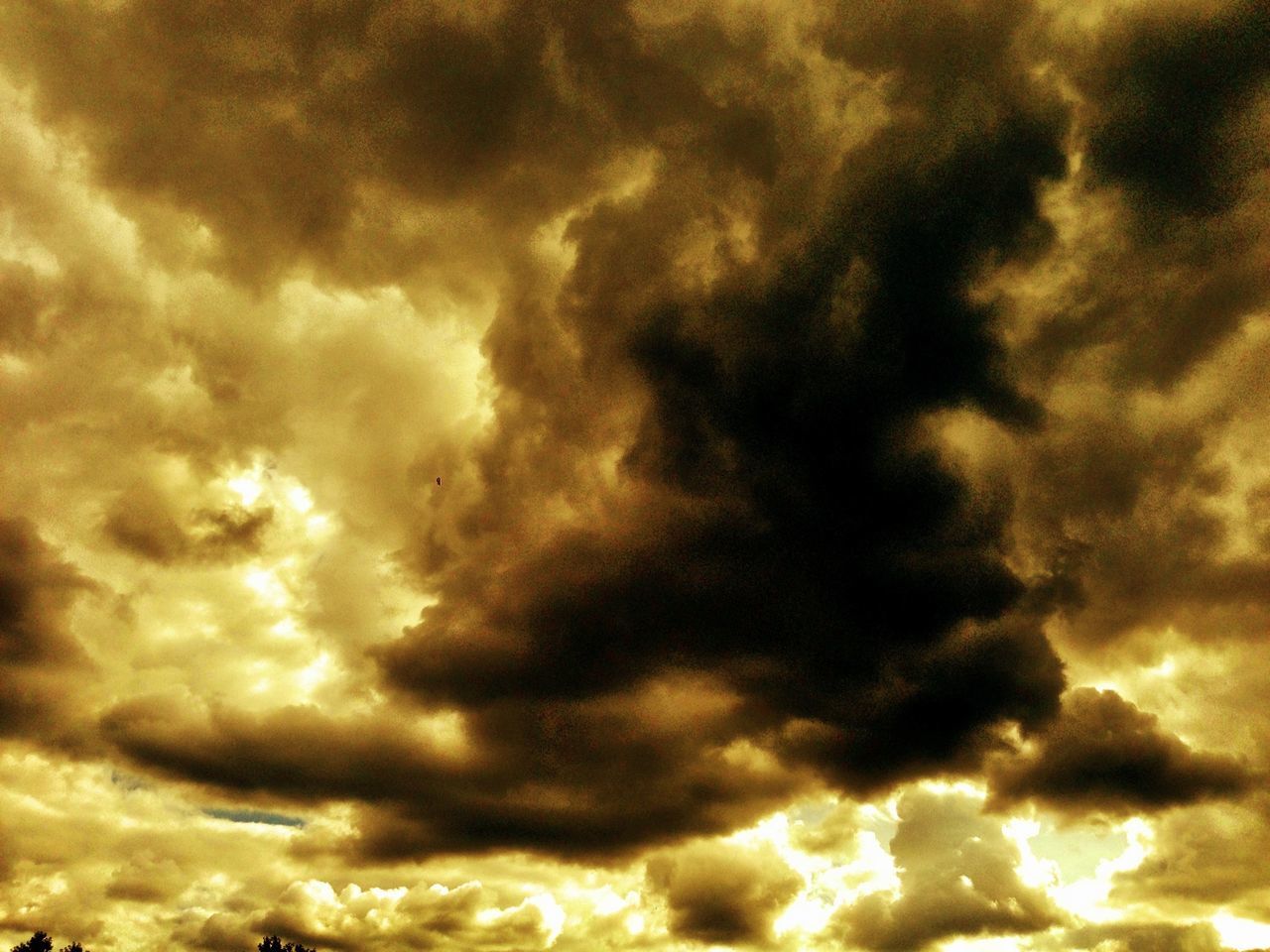 cloud - sky, sky, cloudy, low angle view, sky only, cloudscape, beauty in nature, scenics, sunset, weather, tranquility, dramatic sky, overcast, nature, tranquil scene, cloud, backgrounds, full frame, storm cloud, idyllic