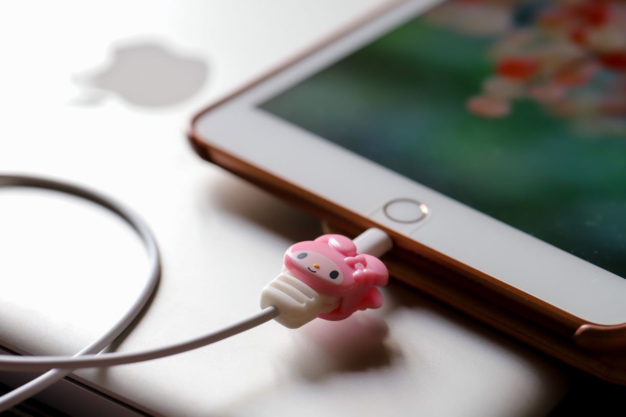 table, still life, indoors, no people, close-up, selective focus, high angle view, connection, music, arts culture and entertainment, focus on foreground, technology, cable, leisure games, leisure activity, representation, communication, usb cable, in-ear headphones, white color