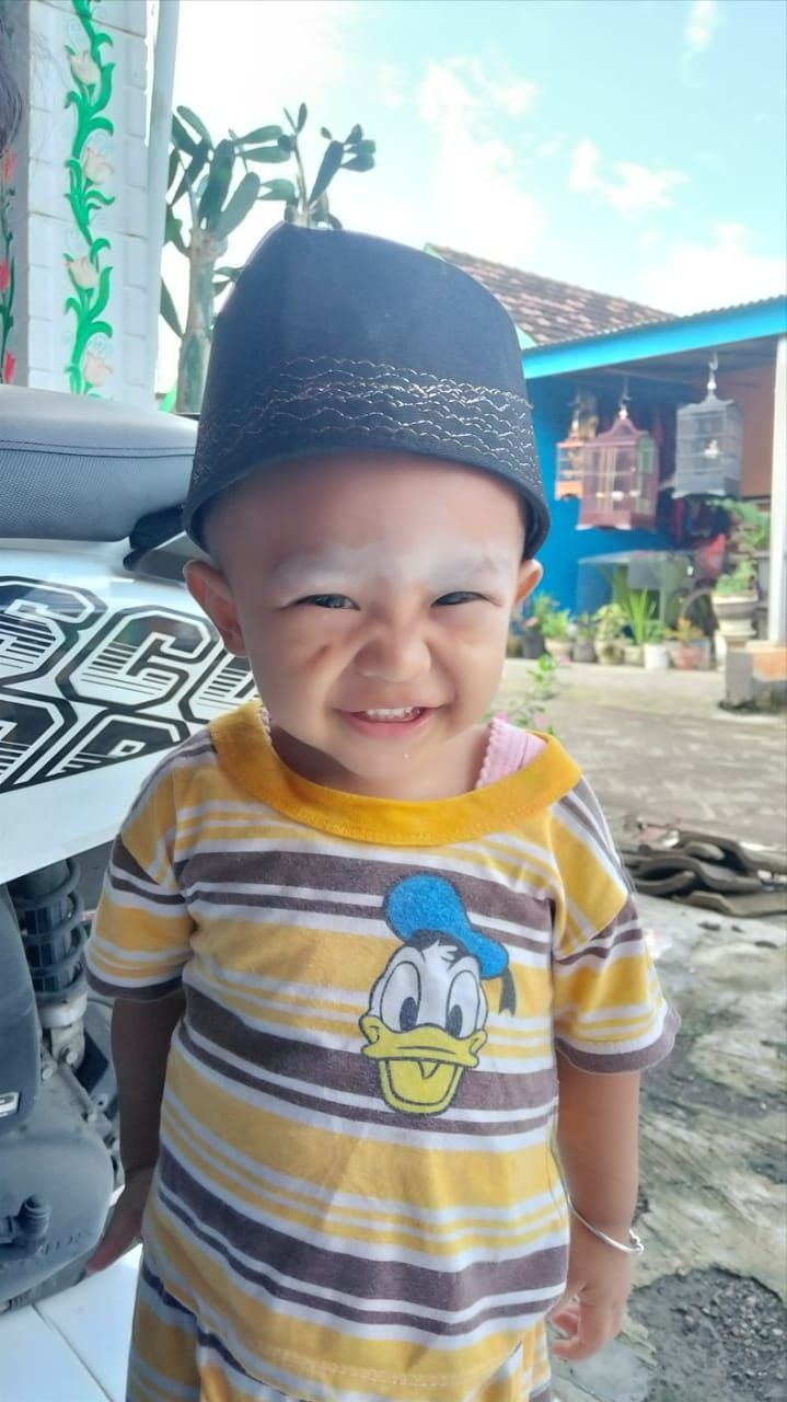 child, childhood, portrait, one person, smiling, men, looking at camera, happiness, front view, emotion, day, standing, hat, toddler, innocence, blue, leisure activity, clothing, person, casual clothing, cute, lifestyles, cheerful, outdoors, nature, waist up, fun, enjoyment, architecture, vacation, sunlight, three quarter length, human face