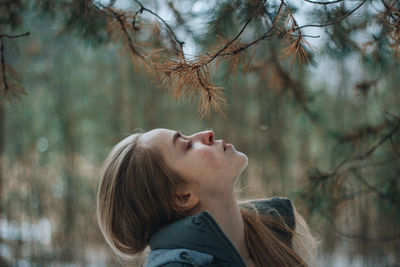 Side view of woman looking away
