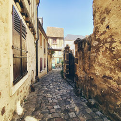 Narrow alley amidst buildings in city