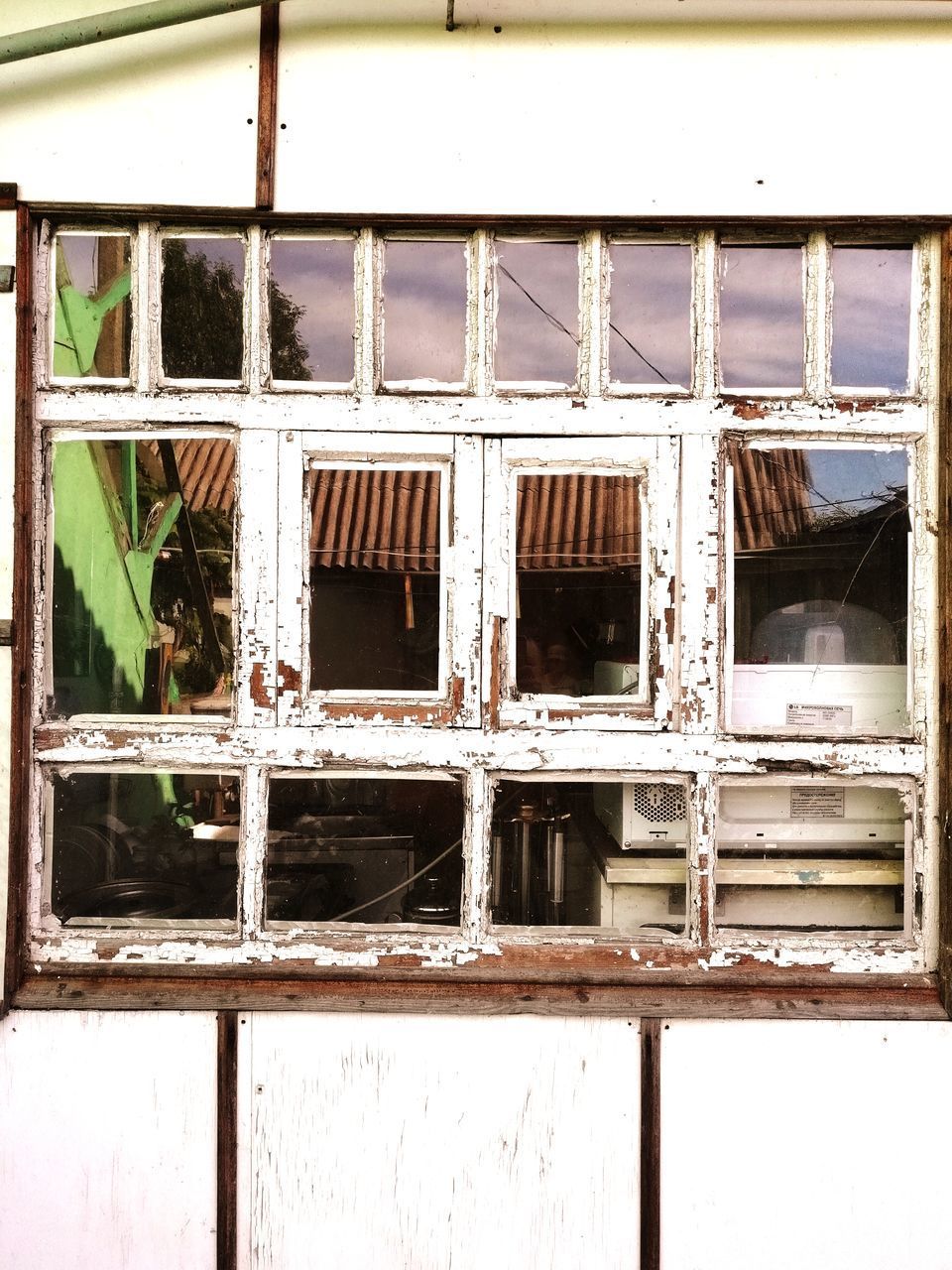 LOW ANGLE VIEW OF A WINDOW OF BUILDING