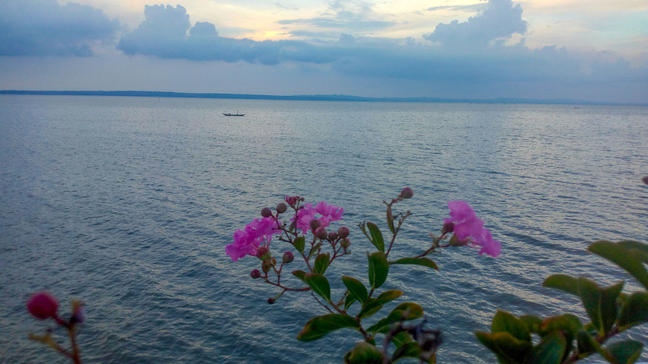 SCENIC VIEW OF SEA AGAINST SKY DURING DUSK